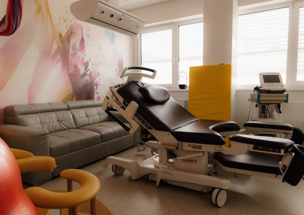 9 - porodní sál 2.jpg